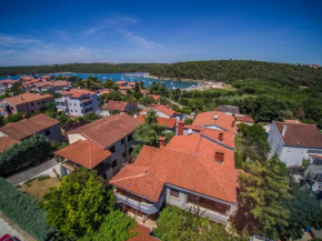  Apartments villa MaVeRo  Банёле
